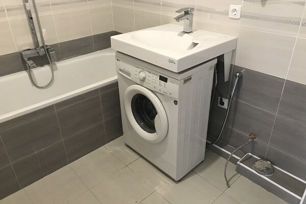 Waschmaschine unter dem Waschbecken im Bad