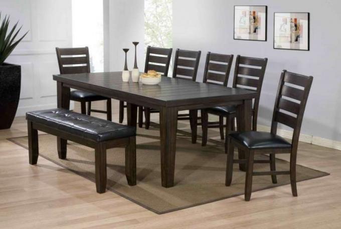 Tische und Stühle aus Holz für die Küche sollten eine allgemeine Textur haben, um die Stilidee nicht zu verletzen
