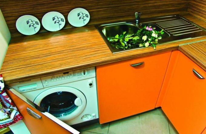 Waschmaschine in der Küche unter der Arbeitsplatte