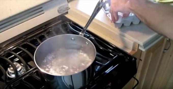 Wasser zum Kochen bringen. / Foto: youtube.com.