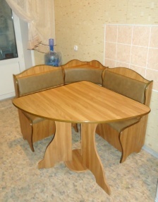 Tisch und weiche Ecke - eine dreieckige Form passt in diesem Fall viel dringender in den Raum als ein quadratischer Tisch