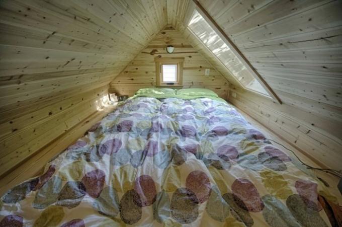 Doppelbett unter dem Dach.