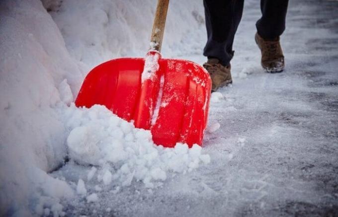 Ein einfacher Weg, Eis und Schnee von Spur zu schmelzen, ein Haus oder in der Garage zu löschen