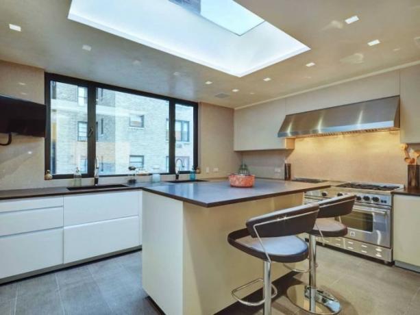 Die Küche ist auf der fünften Ebene durch ein Oberlicht im Dach beleuchtet und mit den modernsten Geräten ausgestattet.