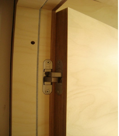 Hohlscharniertüren aus Sperrholz werden mit Überkopfscharnieren aufgehängt
