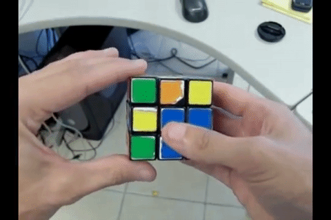 Wie die Rubiks Würfel über zwei Bewegungen zusammen