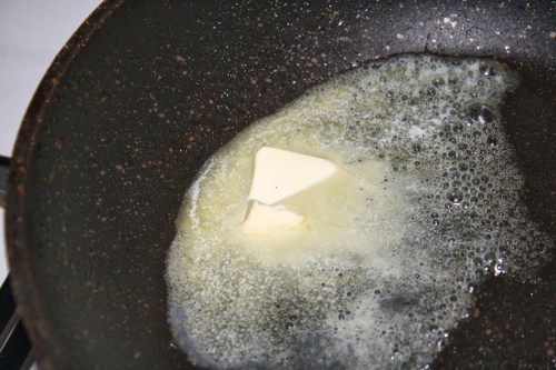 Schaum und Körner beim Kochen sind ein Zeichen für gutes Öl