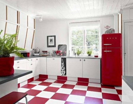 rote Küche mit weiß
