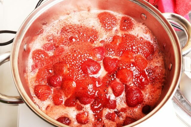 Der erste Kuchen wird lubricate Erdbeermarmelade