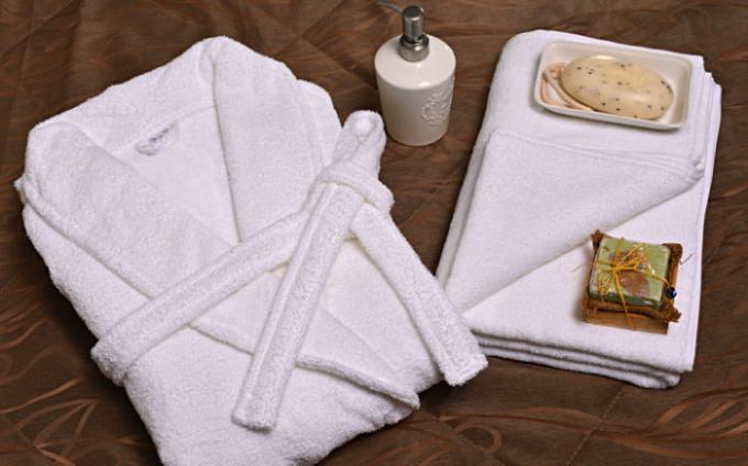 Die Luxus-Hotels Bademäntel und Handtücher jeden Tag gewechselt.