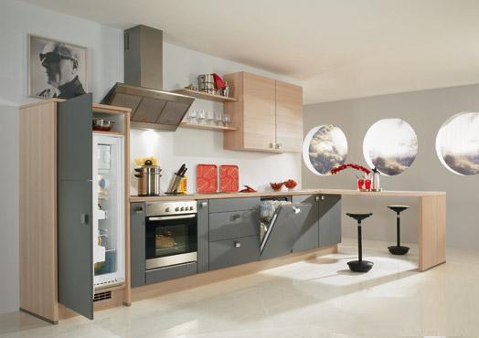 Küche mit eingebautem Kühlschrank