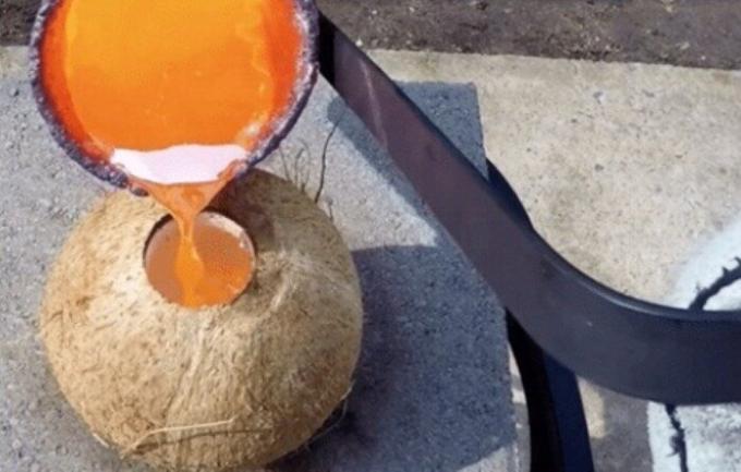 Kokosnuss und glühendes Kupfer: ein spektakuläres Experiment.