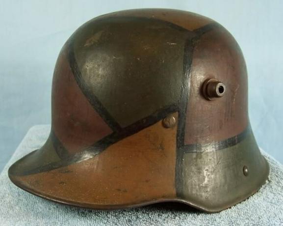 M16 Helm in Tarnbemalung während des Ersten Weltkriegs.