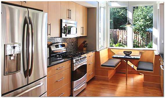 Durch das Verbinden des Balkons mit der Küche wird der Arbeitsbereich frei und der Essbereich außerhalb der Küche verschoben.