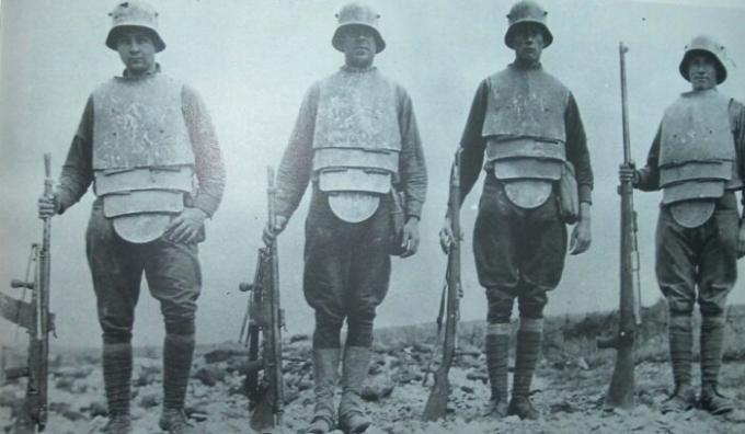Deutsch Sturmtruppler in Rüstung Graben mit Maschinengewehren und Gewehre, 1918.