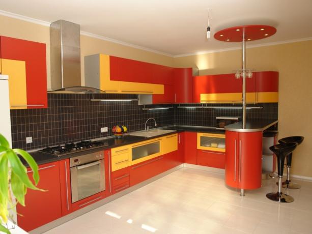 Rote Küchen im Innenraum (42 Fotos): Videoanleitung zum Dekorieren der Küche mit eigenen Händen, Foto und Preis