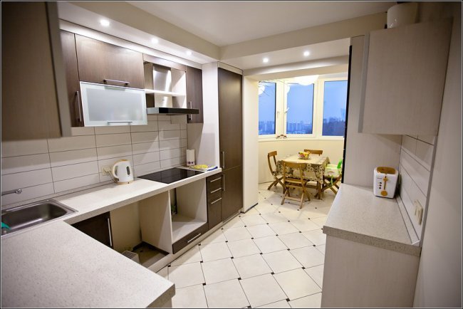 Ein Beispiel für die Verbindung einer Küche mit einem Balkon durch vollständige Demontage der Außenwand.