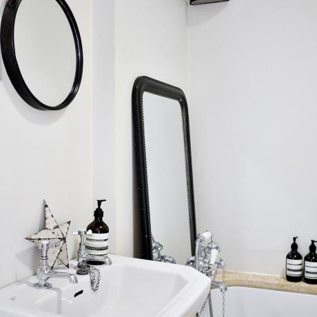 Wie das Bad mit Hilfe von Spiegeln zu transformieren: 13 Beispiele