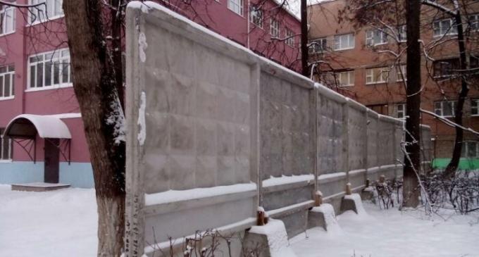Zaun mit Diamanten - eine der großen sowjetischen Projekte.