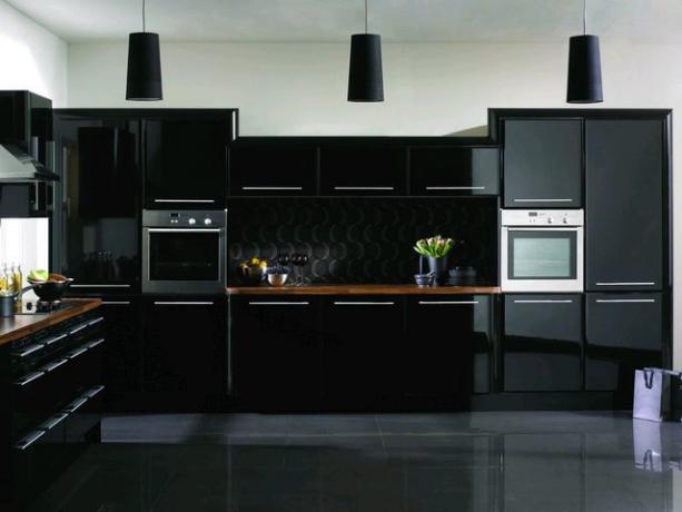 Schwarze Küche (51 Fotos): DIY-Videoanleitung, Merkmale von glänzenden Küchensets mit goldener Farbe, mit Silber, Preis, Foto