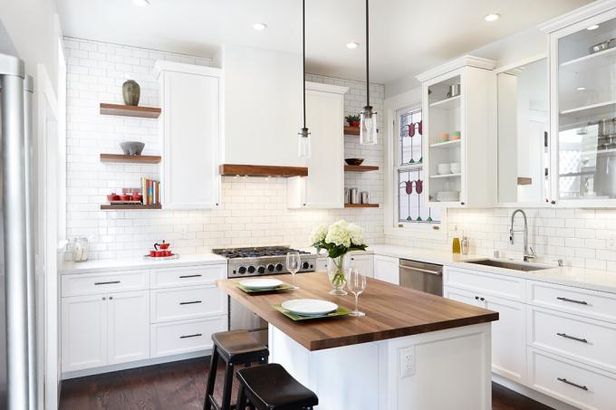 Weiße Küchen (51 Fotos): Headsets mit und ohne Holzarbeitsplatte im Innenraum, Video und Foto