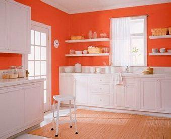 Ein Beispiel für ein erfolgreiches Design: helle Wände + weißes Set + weißer Boden und Decke
