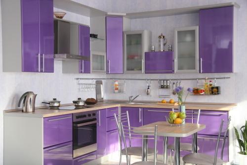 Das zarte lila Farbschema im Inneren der Küche schafft ein Gefühl der Gemütlichkeit und bringt Frieden