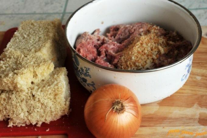 Aus all dem wird es einen weiteren großen Burger verwandeln! / Foto Quelle: yum-yum-yum.ru