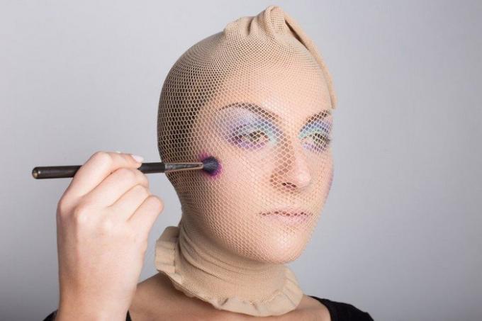 Carey begann Lidschatten Pinsel Make-up direkt auf einem Strumpf-Netz anzuwenden.