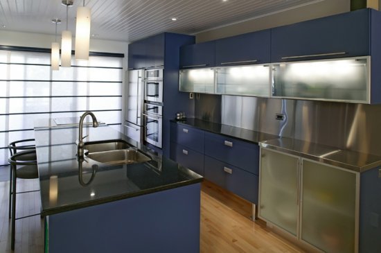 blaue Küche im Innenraum