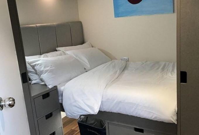 Das Schlafzimmer ist mit geräumiger Lagerung ausgestattet.