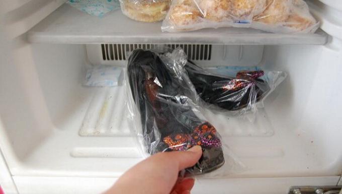 Einfrieren von Schuhen in den Kühlschrank stellen. Anzeige