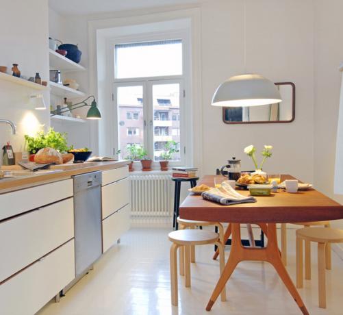 Skandinavisches Dekor ist eine gute Lösung für eine kleine Küche