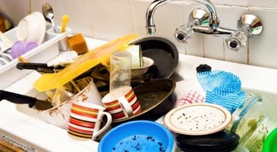Das Waschbecken einer fahrlässigen Gastgeberin ist immer mit schmutzigem Geschirr übersät, genau wie auf diesem Foto.