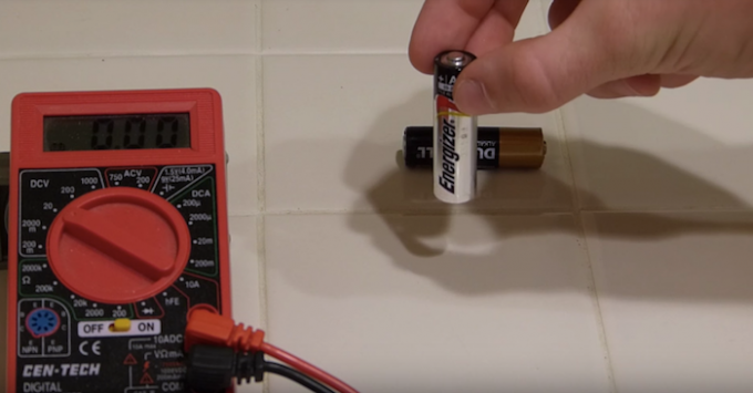 Die elementare Art und Weise der geladene Batterie aus dem „geschrumpften“ in ein paar Sekunden zu unterscheiden