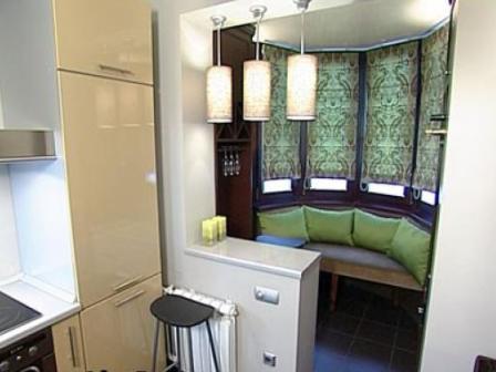 Die Küche kombiniert mit dem Balkon bietet zusätzlichen Platz für einen Esstisch oder eine Sitzecke.