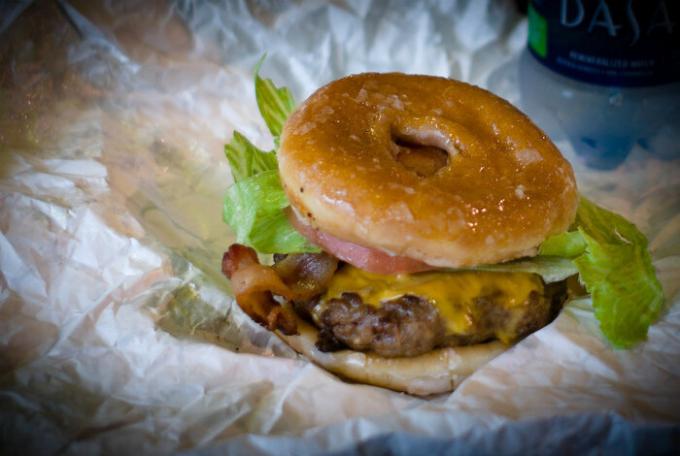 Burger in einem Donut. | Fotos: Lesen Sie weiter.