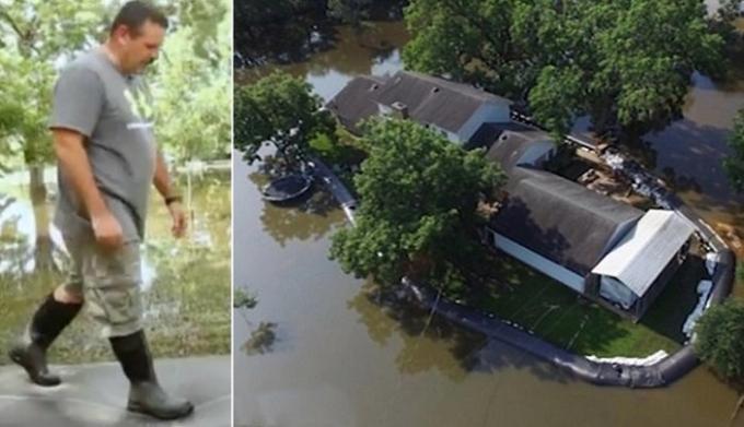 Ein Mann kaufte ein Kunststoffrohr vor Überschwemmungen zu schützen.