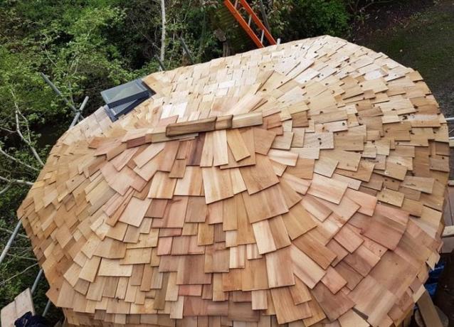 Das Dach besteht aus Holz.