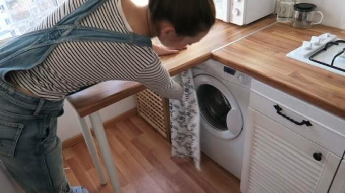 Waschmaschine zu verstecken sich unter einem Tisch hinter einem Vorhang verwaltet. | Foto: cpykami.ru.