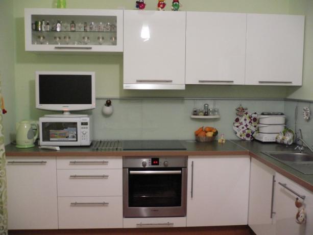 Das Foto zeigt eine preiswerte modulare Küche.
