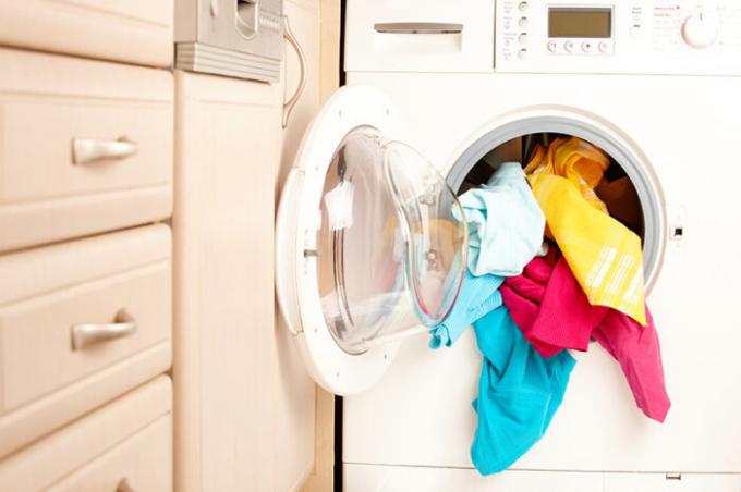 Warum brauchen wir ein feuchtes Tuch beim Waschen in der Maschine-Maschine: Trick von erfahrenen Hausfrauen