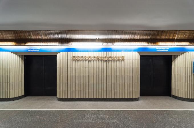 Warum in den St. Petersburg Metro-Stationen wurden mit Türen auf der Plattform gebaut