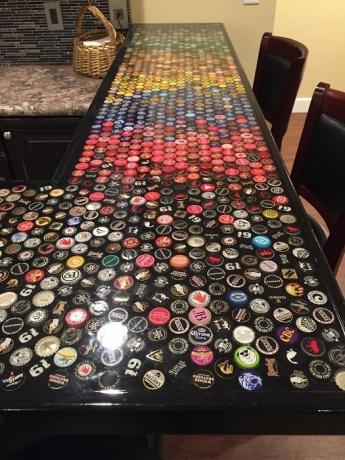 Die Tischplatte, die mit 2530 Kappen ausgekleidet ist.