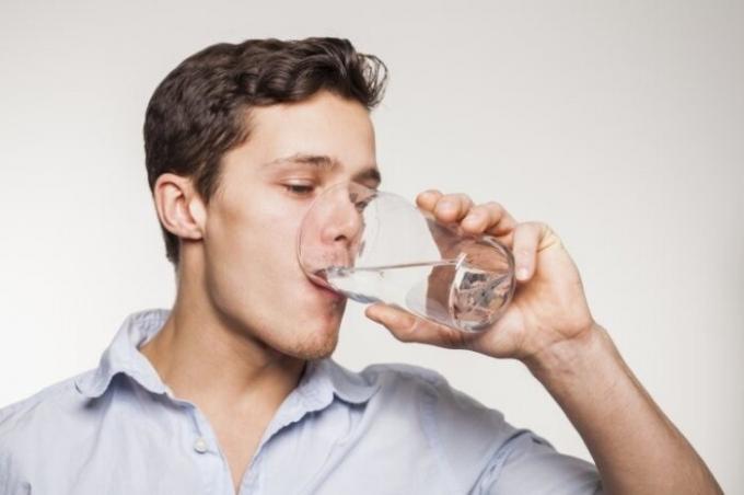 Trinken Sie die erforderliche Menge an Wasser ist nicht nur wichtig für die Gesundheit, sondern auch für einen erholsamen Schlaf. / Foto: phnx-static.s3.eu-central-1.amazonaws.com. 