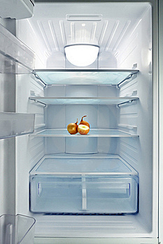 Bevor Sie den Kühlschrank waschen, müssen Sie alle Lebensmittel herausholen.