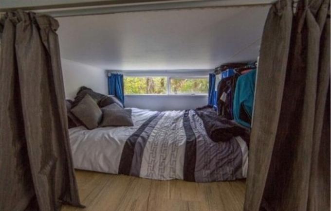 Mini-Schlafzimmer mit einem großen Bett.