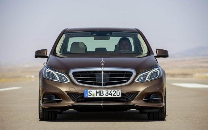 Deutsch Business-Class-Limousine Mercedes-Benz E-Klasse im Jahr 2014. | Foto: cheatsheet.com.