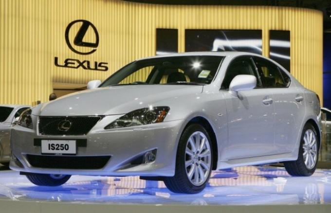 Lexus IS Autos mit Luxus und Zuverlässigkeit verbunden sind. | Foto: cheatsheet.com.