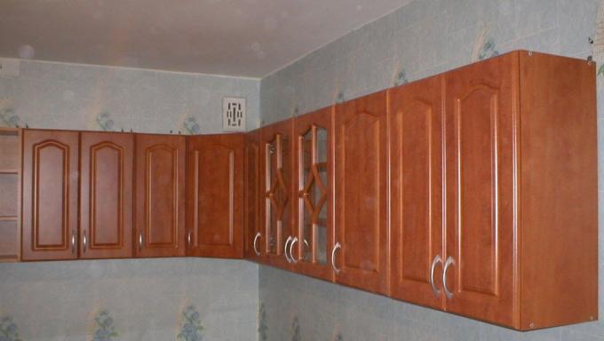 In welcher Höhe Küchenschränke aufgehängt werden sollen: Videoanleitung zum Selbermachen für Installation, Foto und Preis